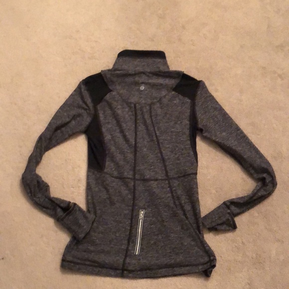 Lulu lemon women’s zip up sports sweater. - Picture 3 of 8